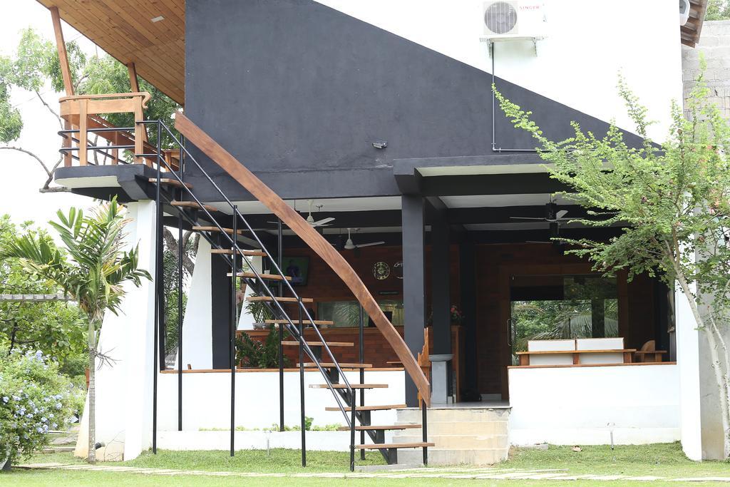 Eco Hotel Black & White - Anuradhapura Mihintale Bagian luar foto