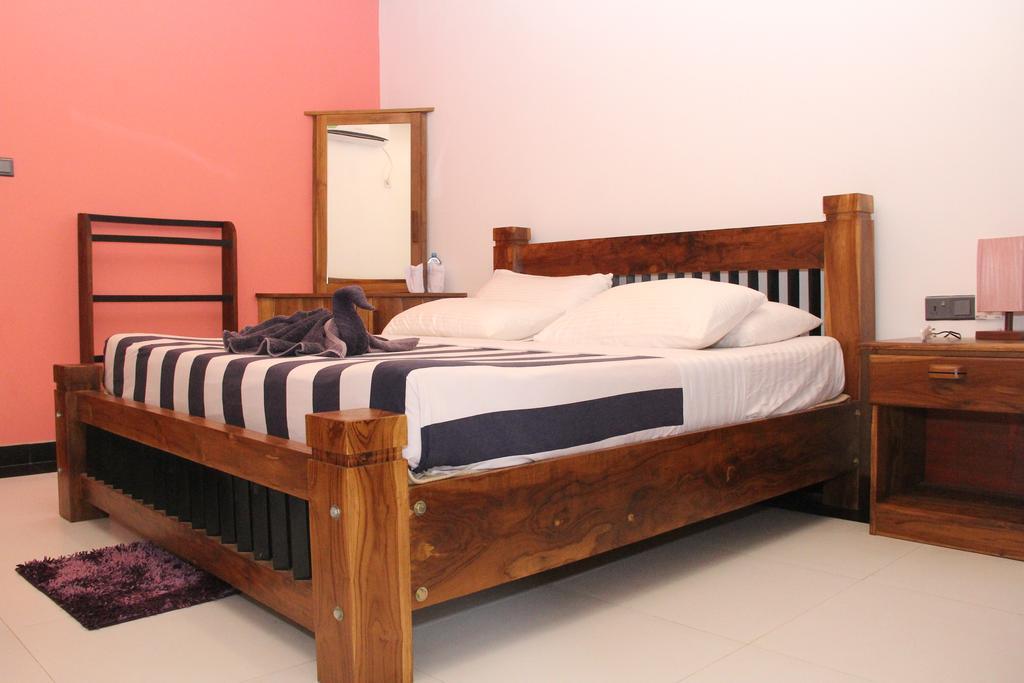 Eco Hotel Black & White - Anuradhapura Mihintale Bagian luar foto