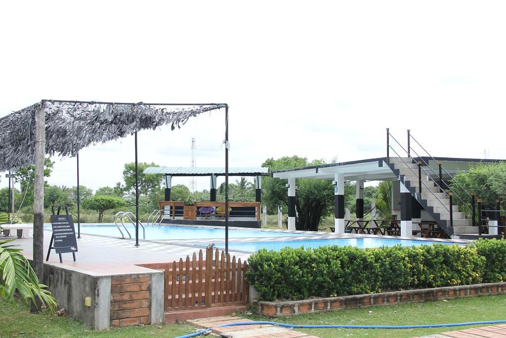 Eco Hotel Black & White - Anuradhapura Mihintale Bagian luar foto