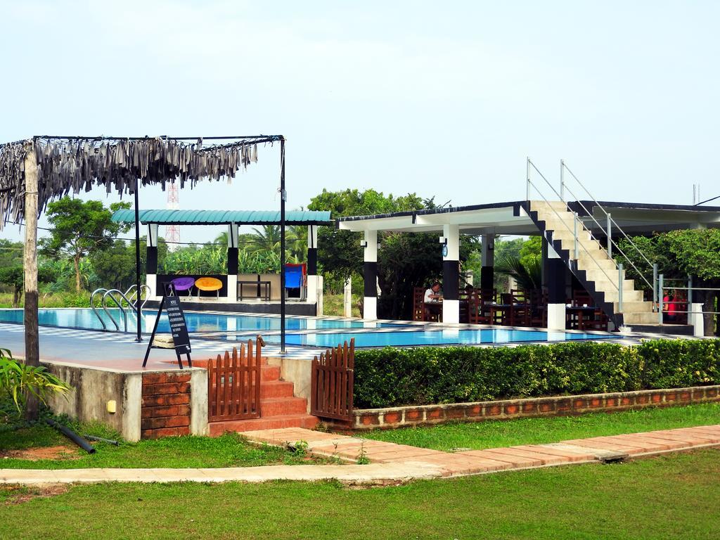 Eco Hotel Black & White - Anuradhapura Mihintale Bagian luar foto