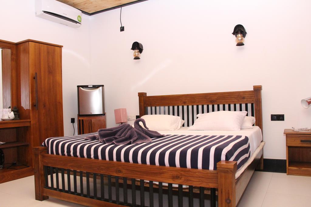 Eco Hotel Black & White - Anuradhapura Mihintale Bagian luar foto