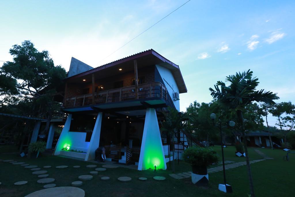 Eco Hotel Black & White - Anuradhapura Mihintale Bagian luar foto