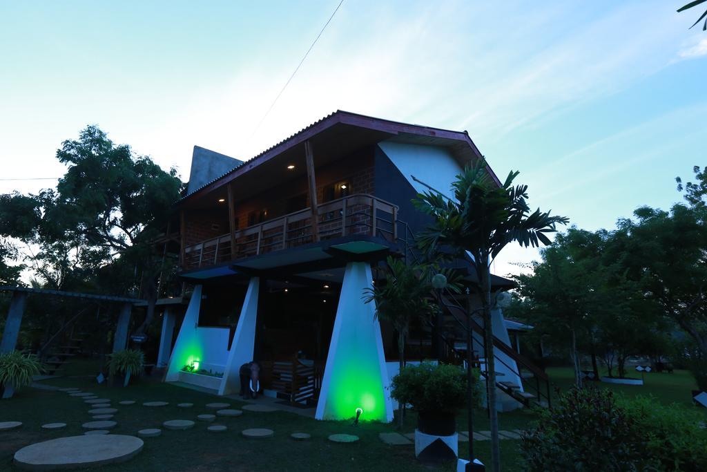 Eco Hotel Black & White - Anuradhapura Mihintale Bagian luar foto
