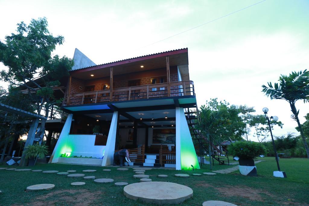 Eco Hotel Black & White - Anuradhapura Mihintale Bagian luar foto