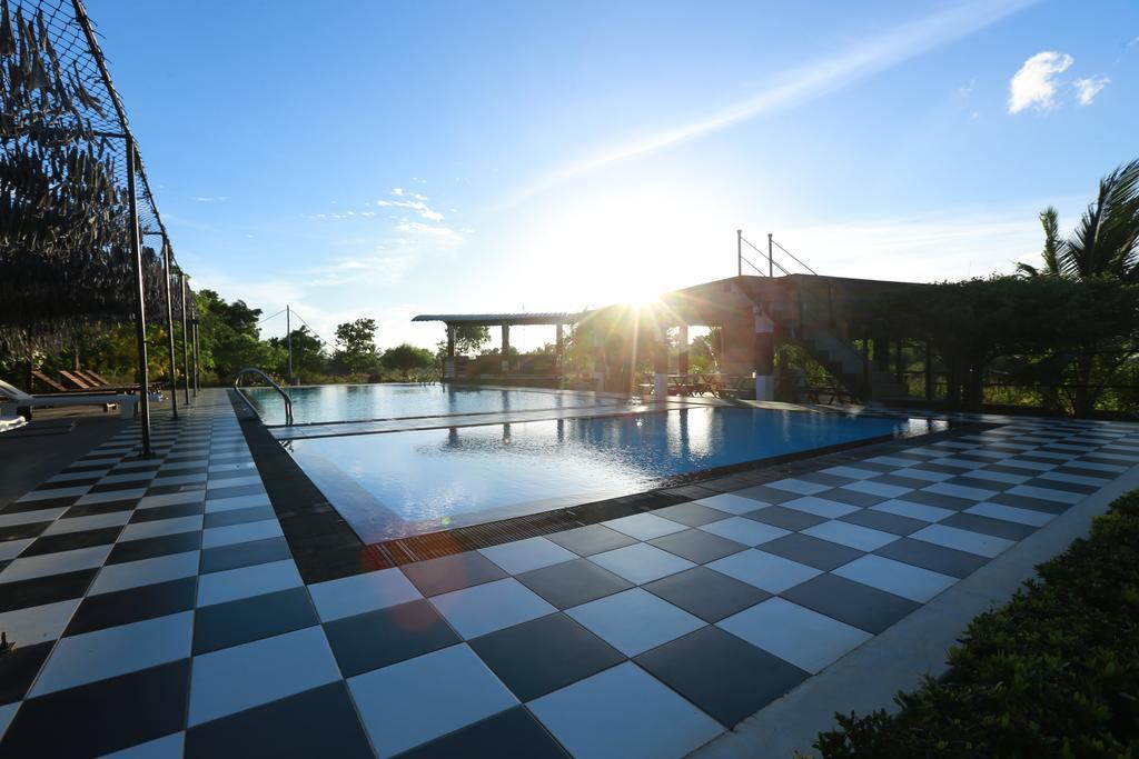 Eco Hotel Black & White - Anuradhapura Mihintale Bagian luar foto