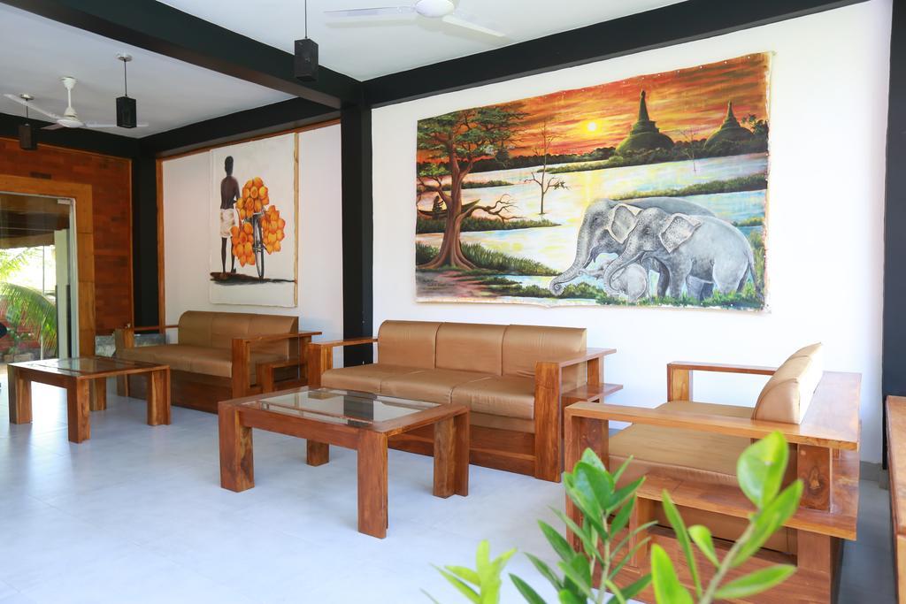 Eco Hotel Black & White - Anuradhapura Mihintale Bagian luar foto