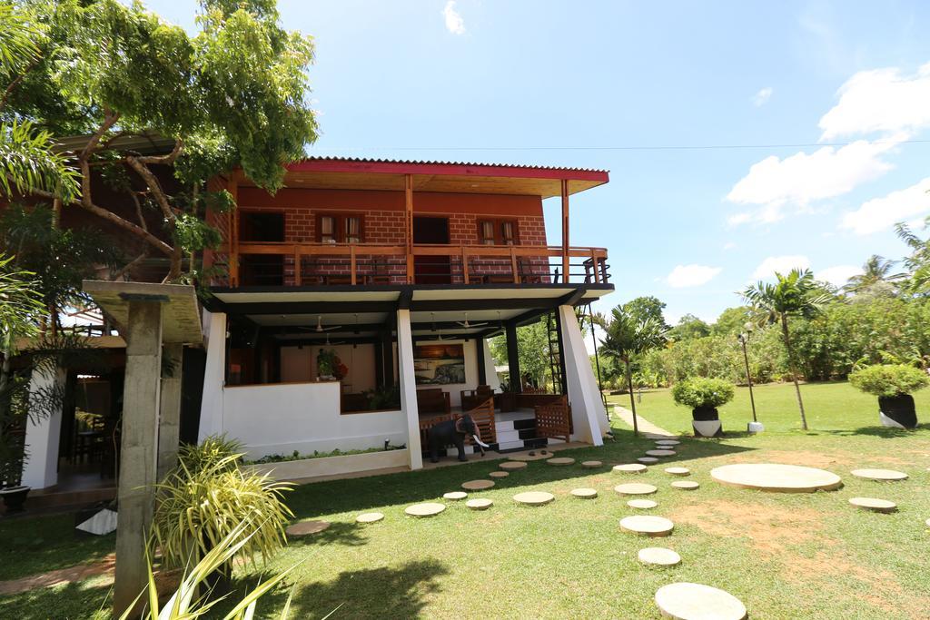 Eco Hotel Black & White - Anuradhapura Mihintale Bagian luar foto