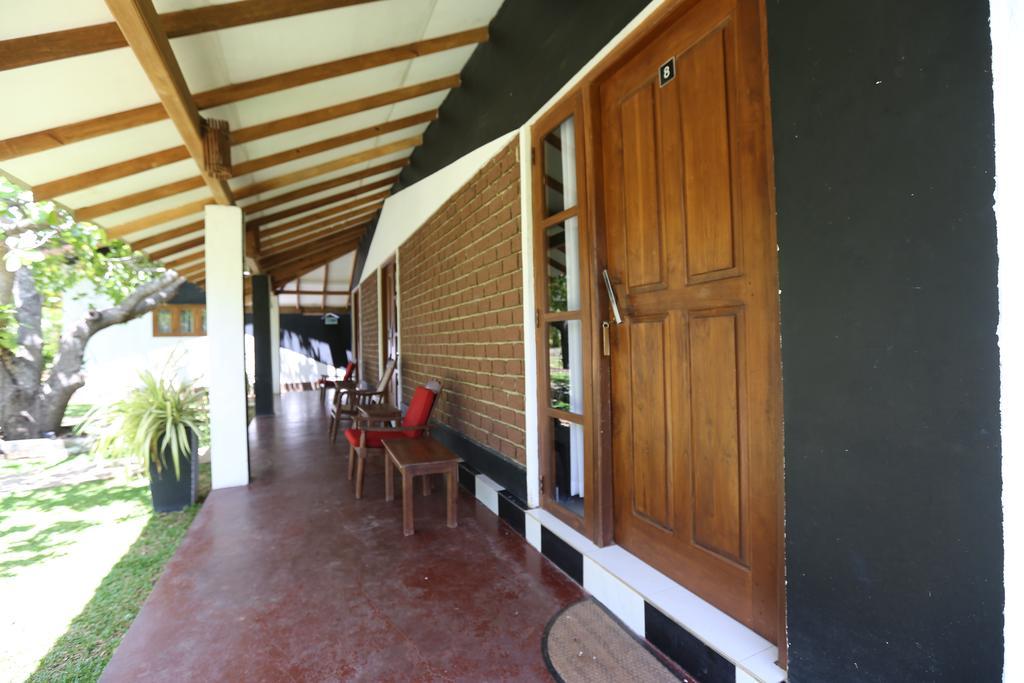Eco Hotel Black & White - Anuradhapura Mihintale Bagian luar foto