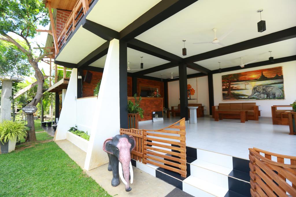 Eco Hotel Black & White - Anuradhapura Mihintale Bagian luar foto