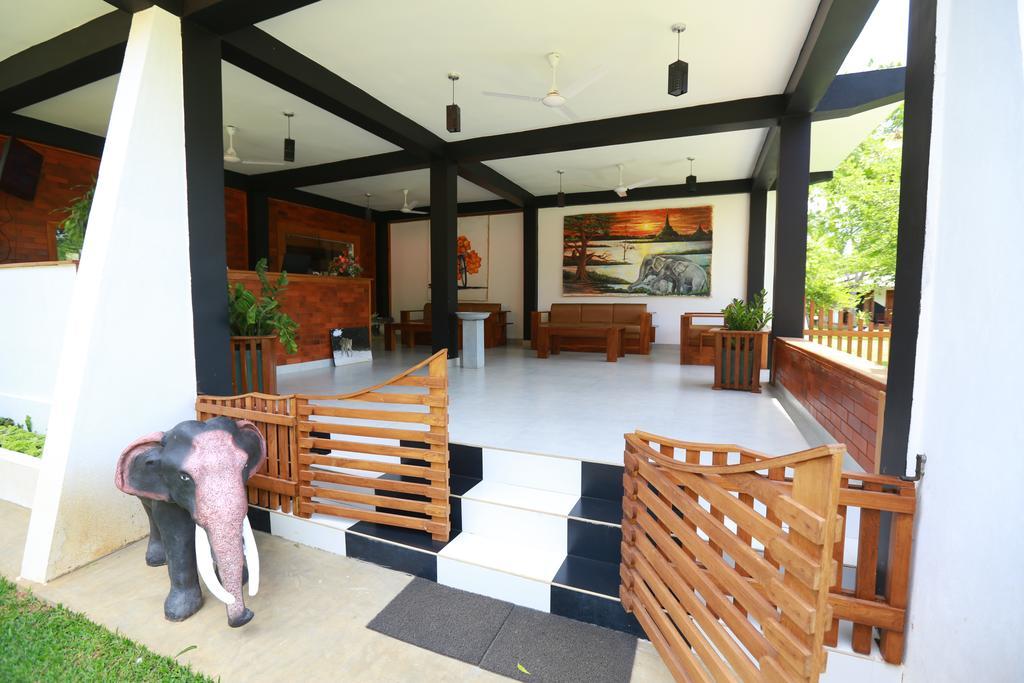 Eco Hotel Black & White - Anuradhapura Mihintale Bagian luar foto