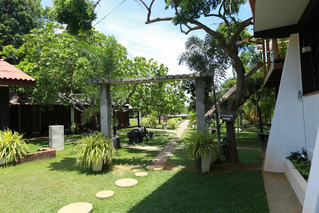 Eco Hotel Black & White - Anuradhapura Mihintale Bagian luar foto