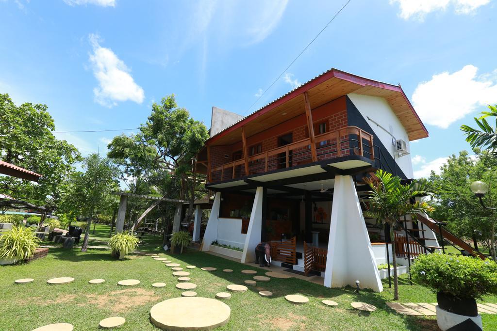 Eco Hotel Black & White - Anuradhapura Mihintale Bagian luar foto