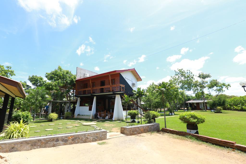 Eco Hotel Black & White - Anuradhapura Mihintale Bagian luar foto