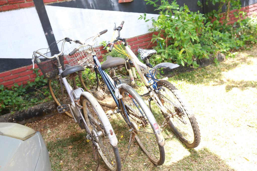 Eco Hotel Black & White - Anuradhapura Mihintale Bagian luar foto