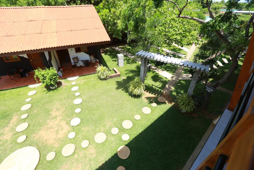 Eco Hotel Black & White - Anuradhapura Mihintale Bagian luar foto