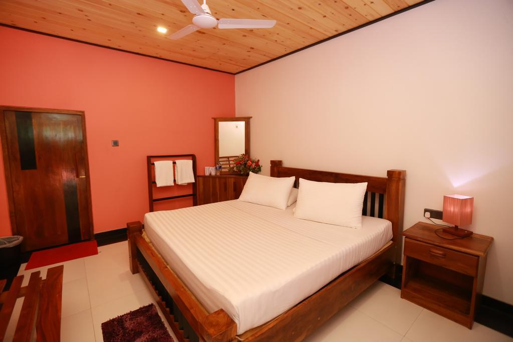 Eco Hotel Black & White - Anuradhapura Mihintale Bagian luar foto