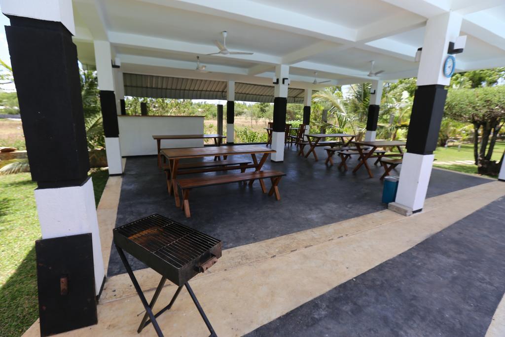 Eco Hotel Black & White - Anuradhapura Mihintale Bagian luar foto