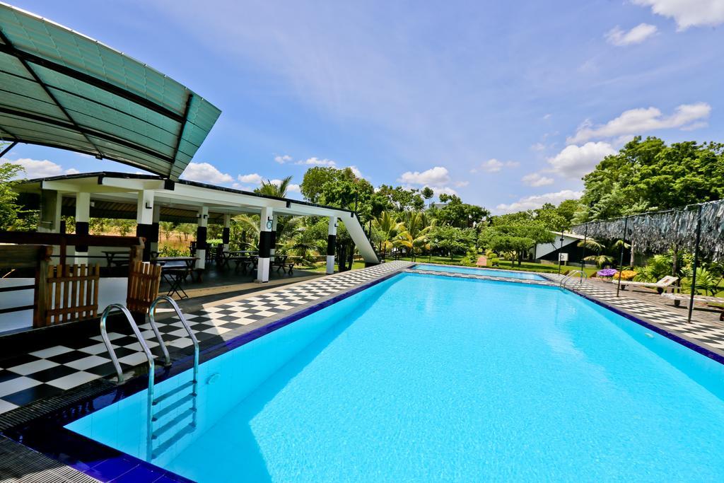 Eco Hotel Black & White - Anuradhapura Mihintale Bagian luar foto
