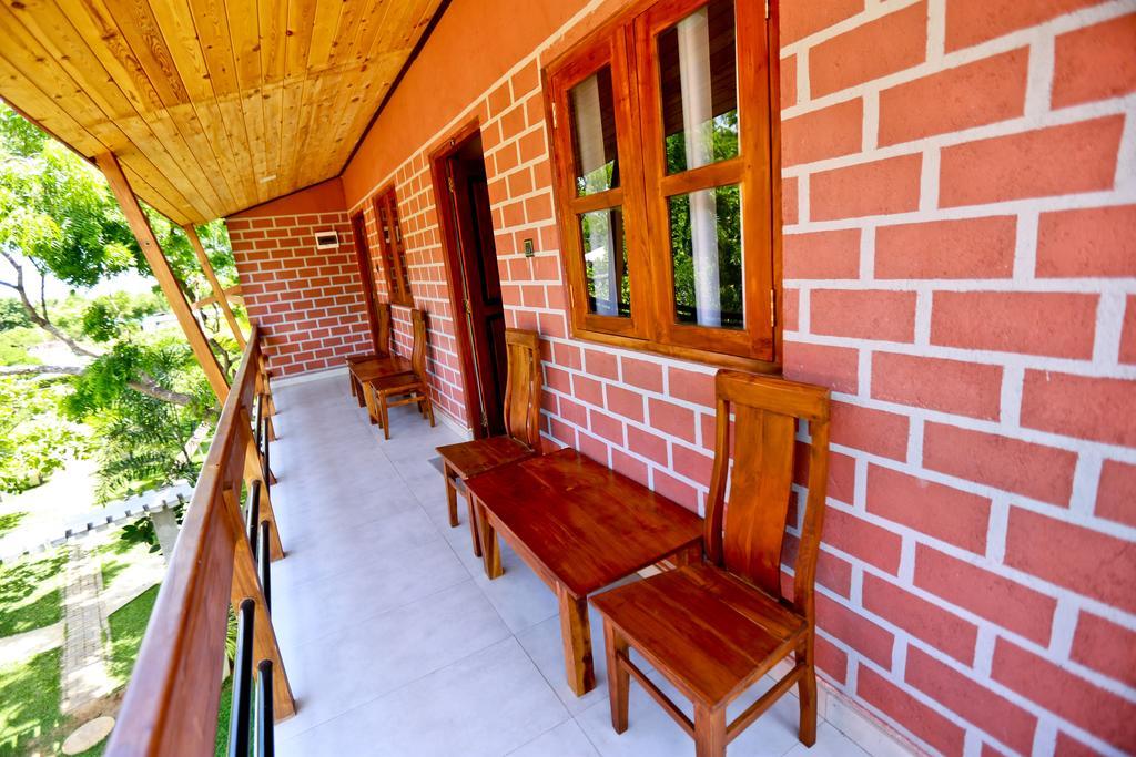 Eco Hotel Black & White - Anuradhapura Mihintale Bagian luar foto