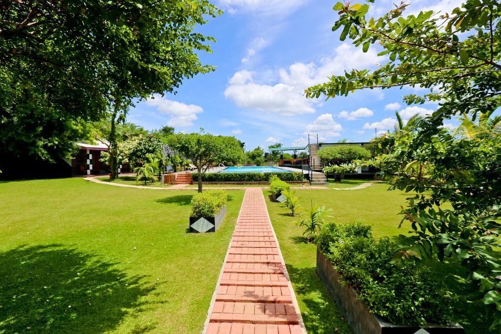 Eco Hotel Black & White - Anuradhapura Mihintale Bagian luar foto