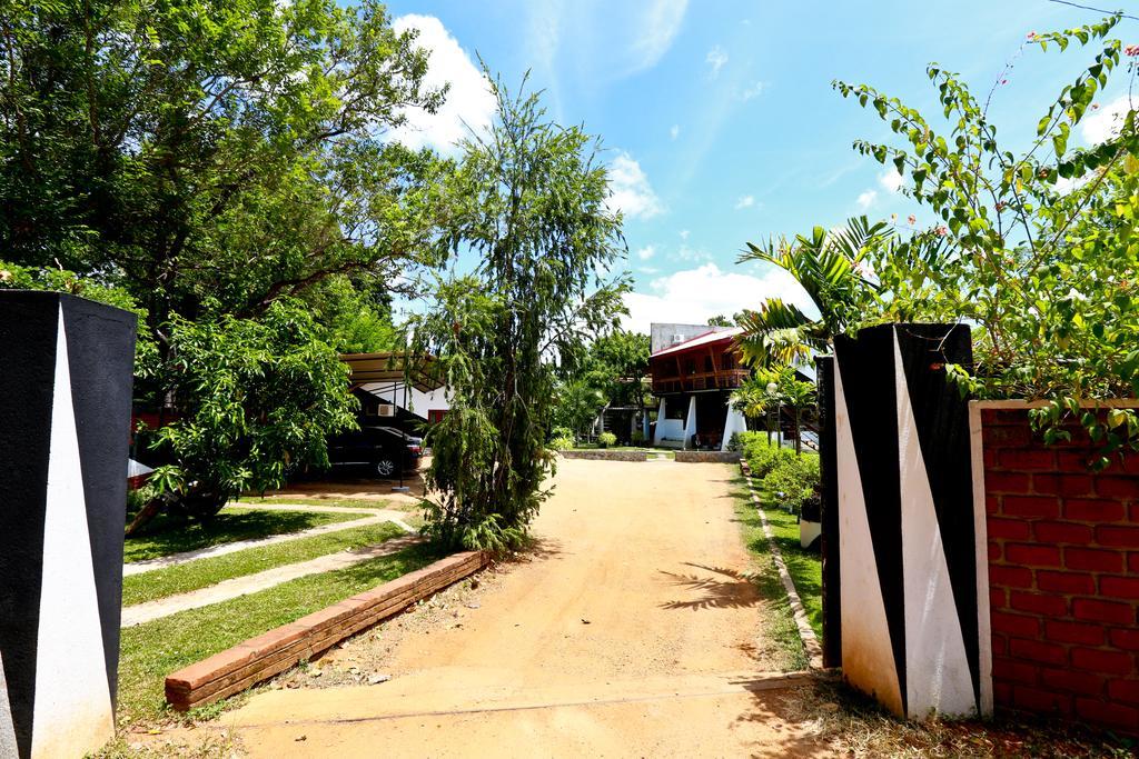 Eco Hotel Black & White - Anuradhapura Mihintale Bagian luar foto
