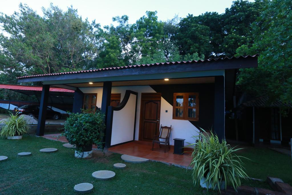 Eco Hotel Black & White - Anuradhapura Mihintale Bagian luar foto