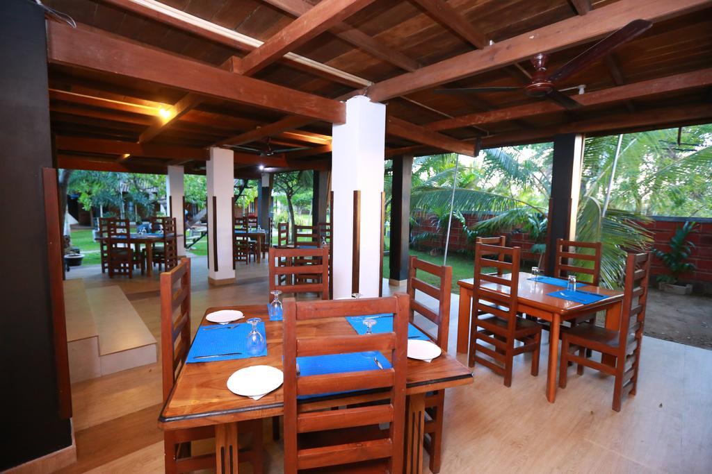 Eco Hotel Black & White - Anuradhapura Mihintale Bagian luar foto