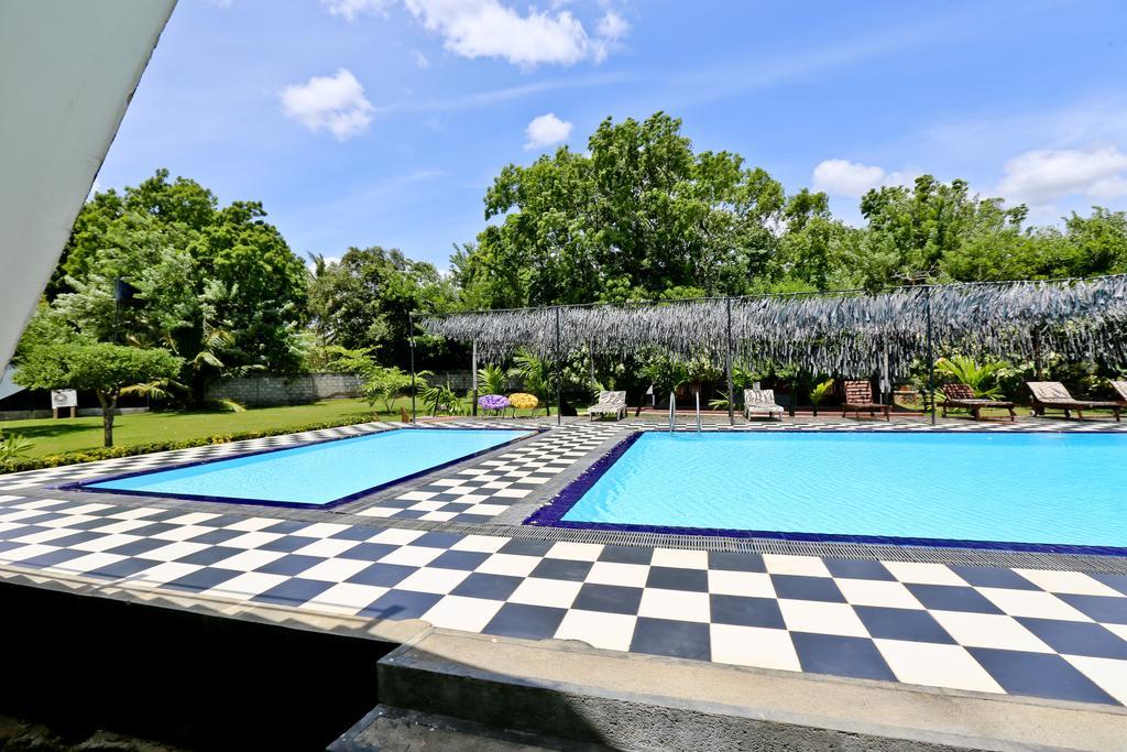 Eco Hotel Black & White - Anuradhapura Mihintale Bagian luar foto