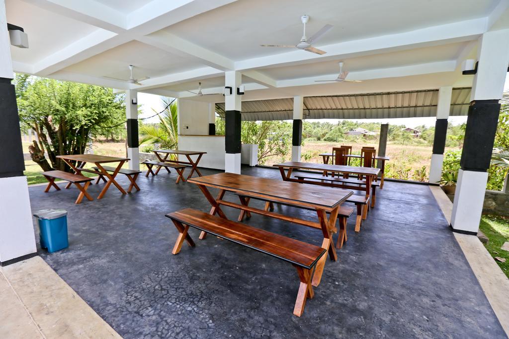 Eco Hotel Black & White - Anuradhapura Mihintale Bagian luar foto