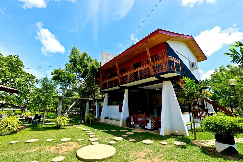 Eco Hotel Black & White - Anuradhapura Mihintale Bagian luar foto