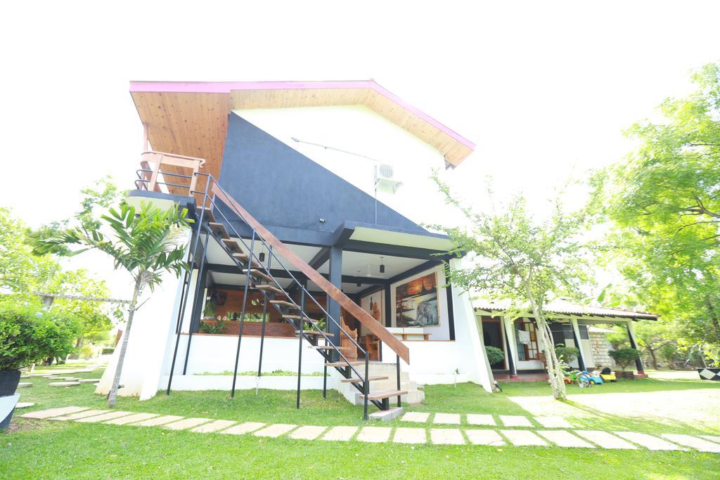 Eco Hotel Black & White - Anuradhapura Mihintale Bagian luar foto