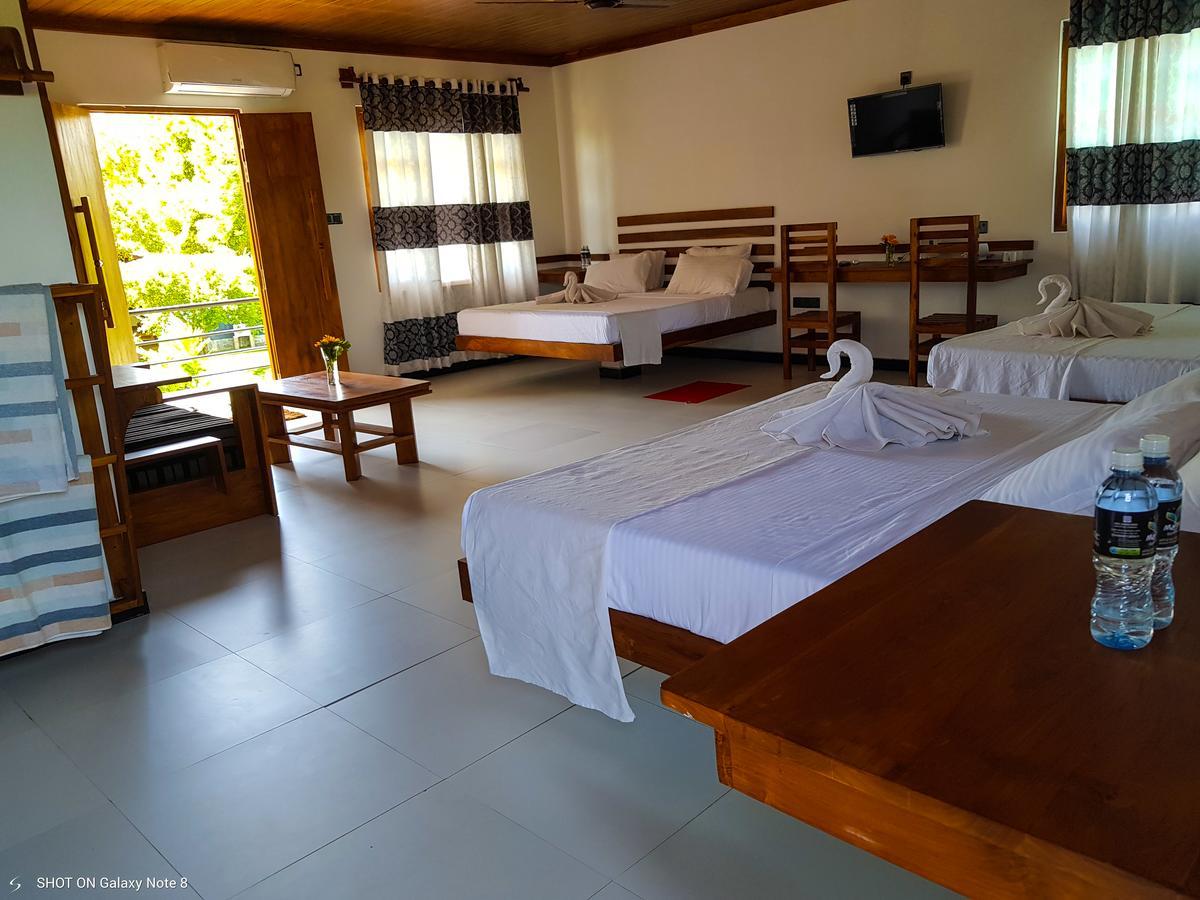 Eco Hotel Black & White - Anuradhapura Mihintale Bagian luar foto