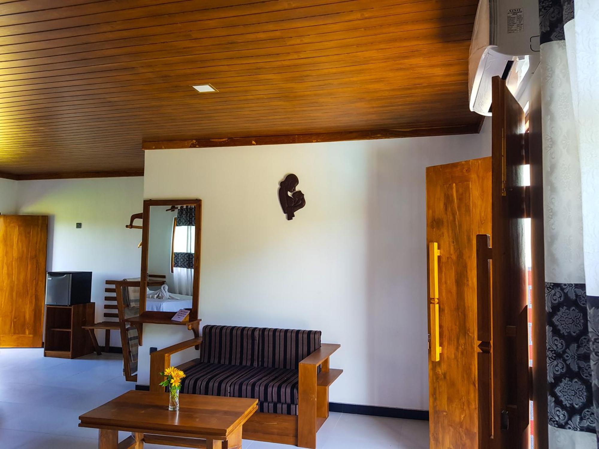 Eco Hotel Black & White - Anuradhapura Mihintale Bagian luar foto